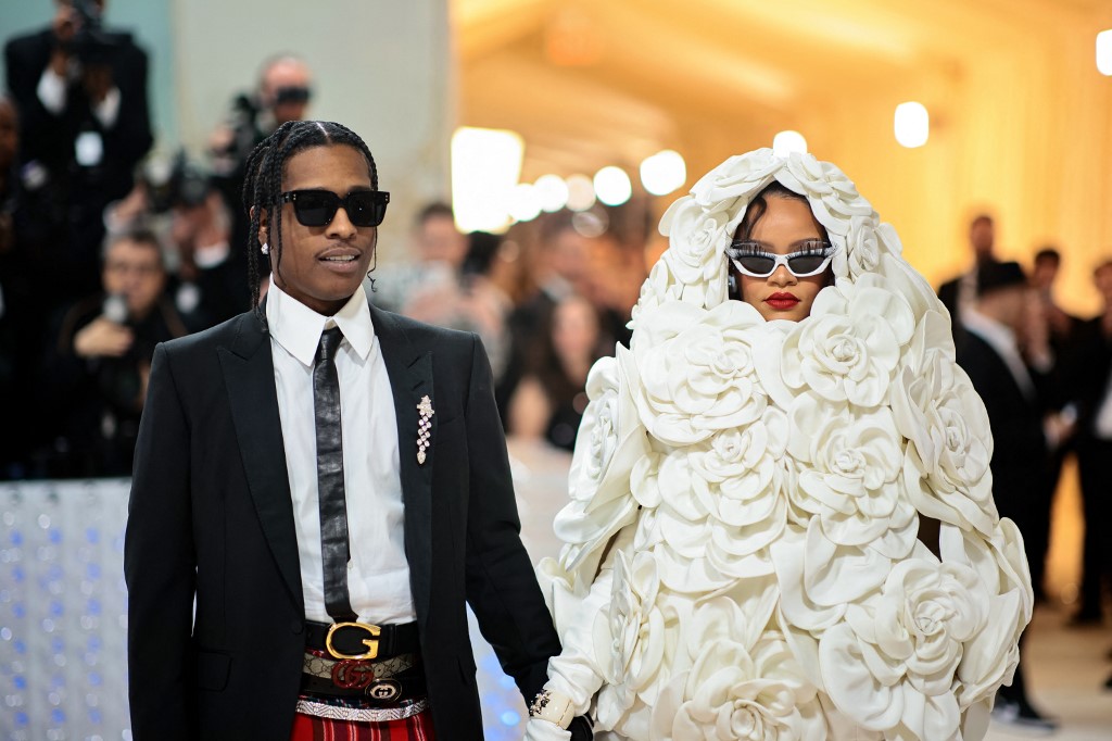 Rihanna llega a la Met Gala 2023 junto a ASAP Rocky; lució su embarazo