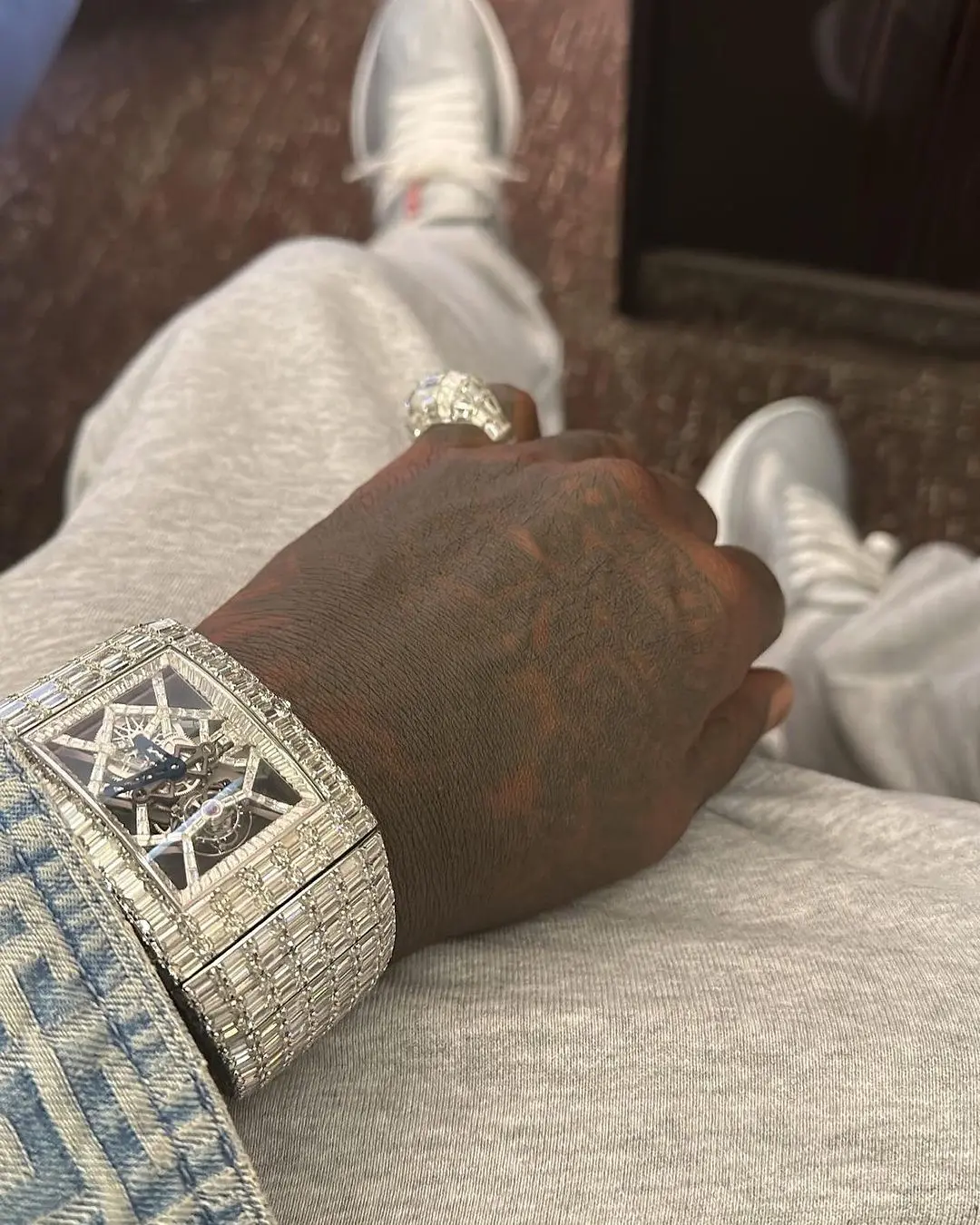 Let's admire the outfit Rick Ross once wore, worth more than $1.5 million, including a watch studded with more than 1,000 diamonds -ltbl
