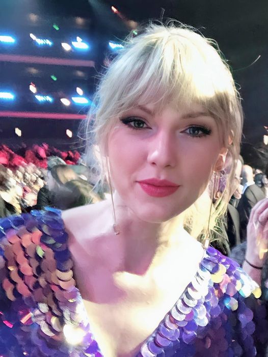 The moment Taylor Swift accidentally looked at a fan's camera caused a fever