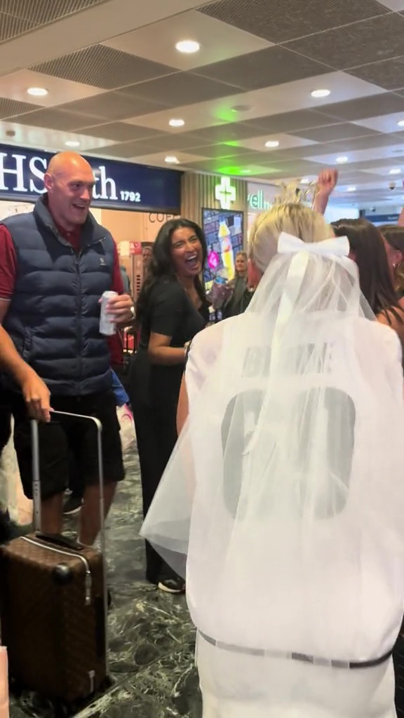 Tyson Fury joined a hen party in Euston station