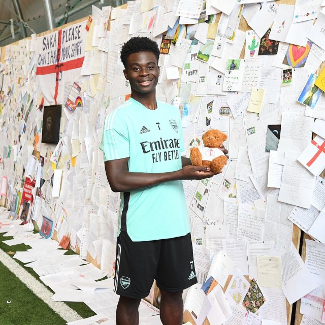 B/R Football on X: "Arsenal built a wall filled with messages of support from fans for Bukayo Saka as he returned for pre-season. His reaction was priceless ️ (via @Arsenal) https://t.co/1RNSw05Lax" /